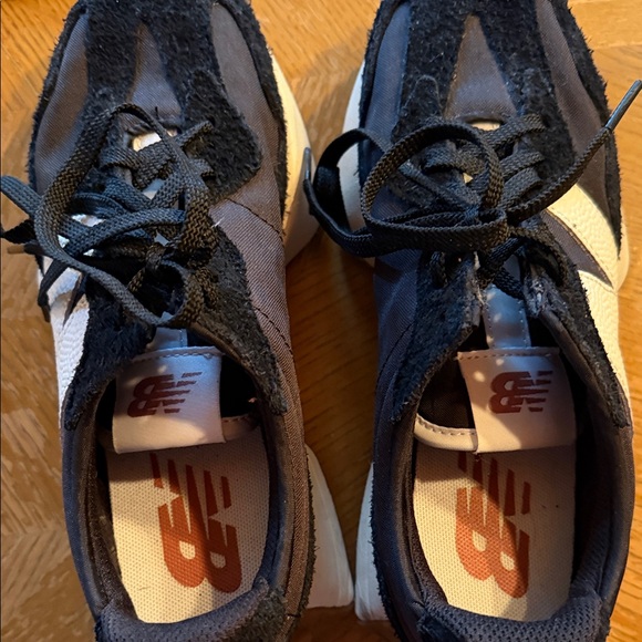 New Balance 327 Black and White sneakers. Size 6 - Picture 6 of 6